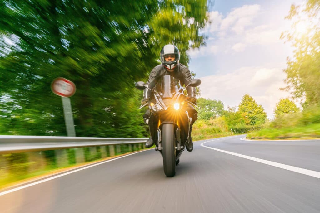 motoboy dirigindo em alta velocidade na estrada